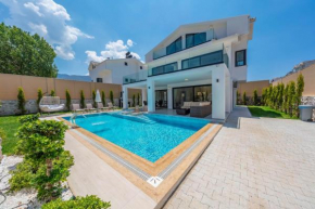 Luxury 4-Bed Villa with private pool and Jacuzzi